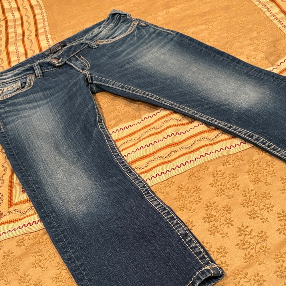 Silver Jeans Straight Leg, “Tuesday Low Capri” style, Silver Scroll Detail, 31